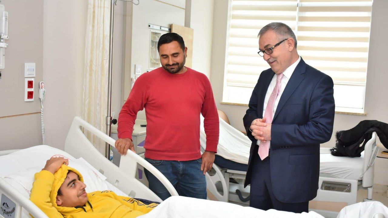 Müdür Akyol, depremzede öğrenci ile hastanede bir araya geldi
