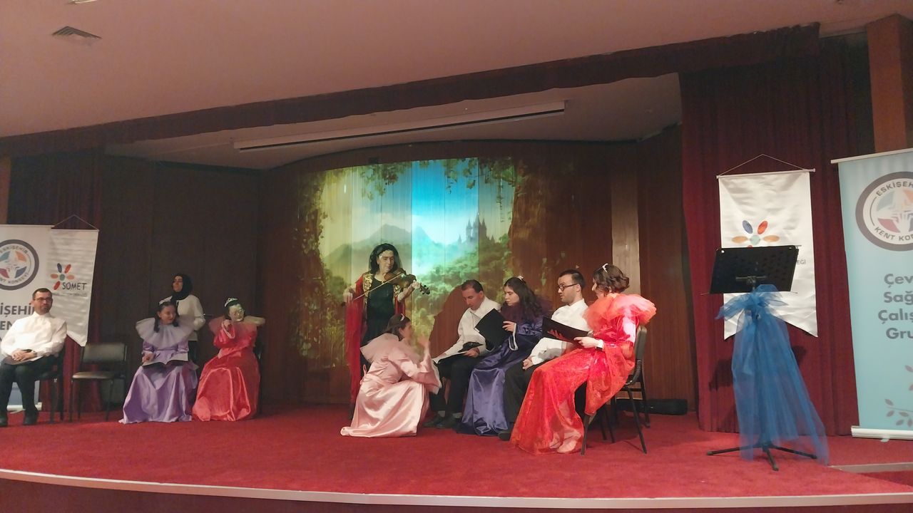 Eskişehir’de ‘zihinsel yetersiz öğrenciler’, William Shakespeare'in ‘Bir Yaz Gecesi Rüyası’ oyununu sahneledi