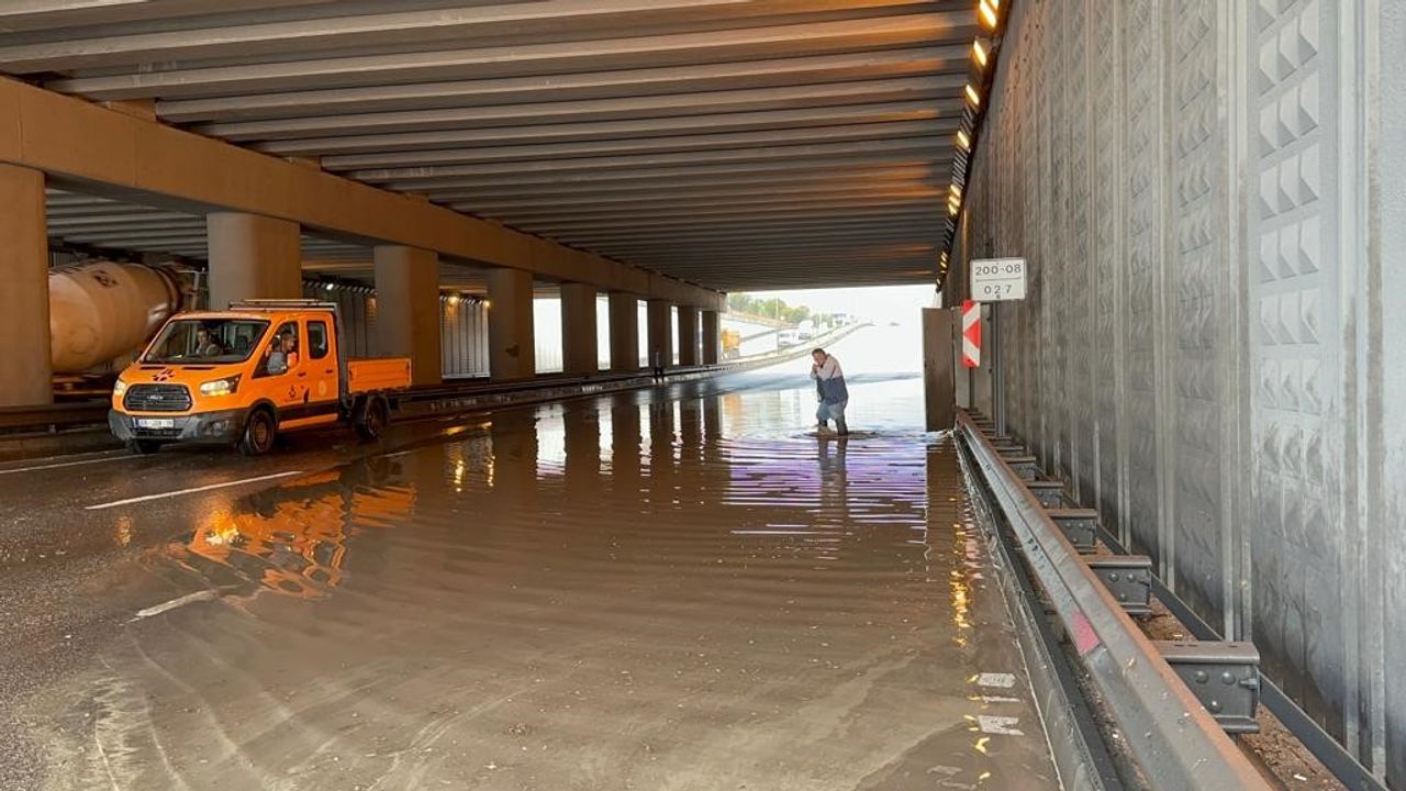 Eskişehir’de sağanakla birlikte su basan alt geçit trafiğe kapatıldı