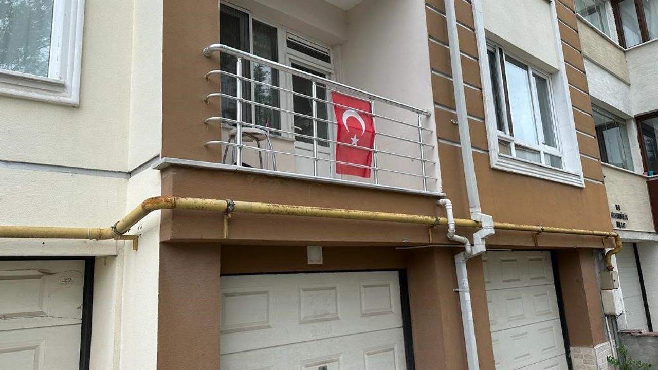 Türk bayrağına ve depremzedeye çirkin saldırı