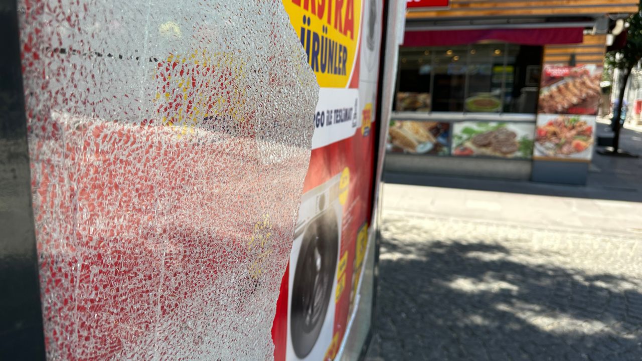 Kırılan billboard camı tehlike oluşturdu