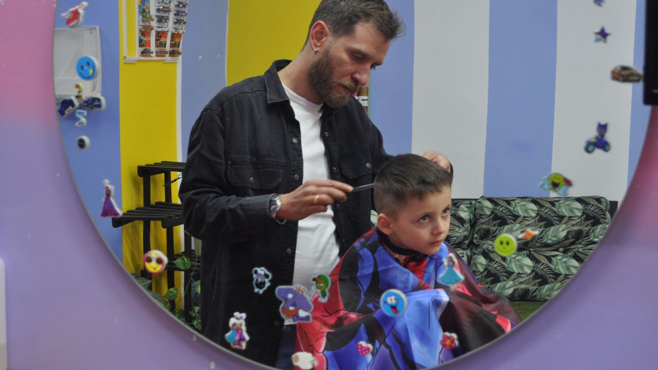 Berber fobisi olan çocuklar için dükkânını oyuncaklarla donattı