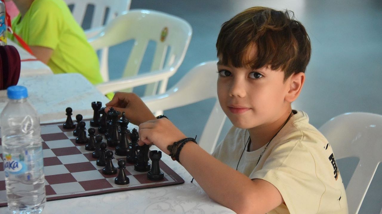 Satranç öğrenmek isteyen çocuklar Metristepe Kültür Merkezi’nde buluştu