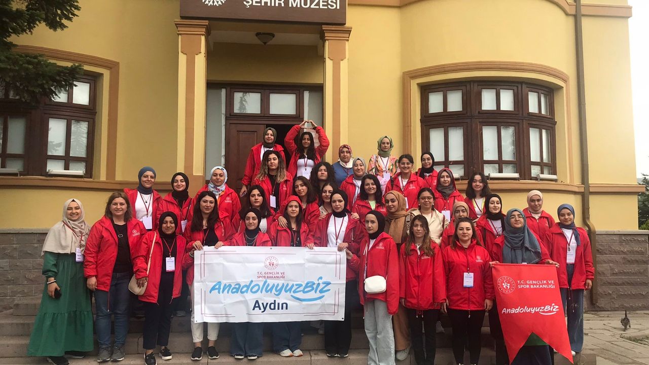 Aydın'dan gelen 37 öğrenci Bilecik'in tarihi ve kültürel yerlerini ziyaret etti