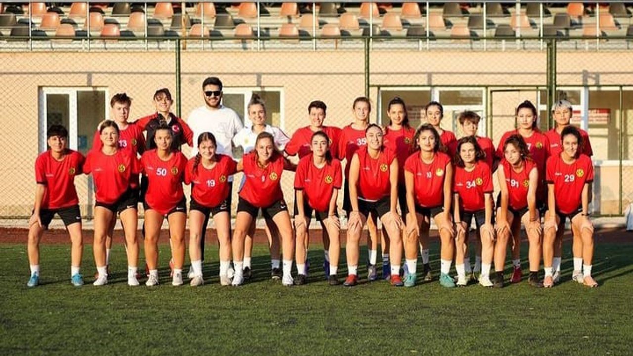 Eskişehirspor Kadın Futbol Takımı topbaşı yaptı