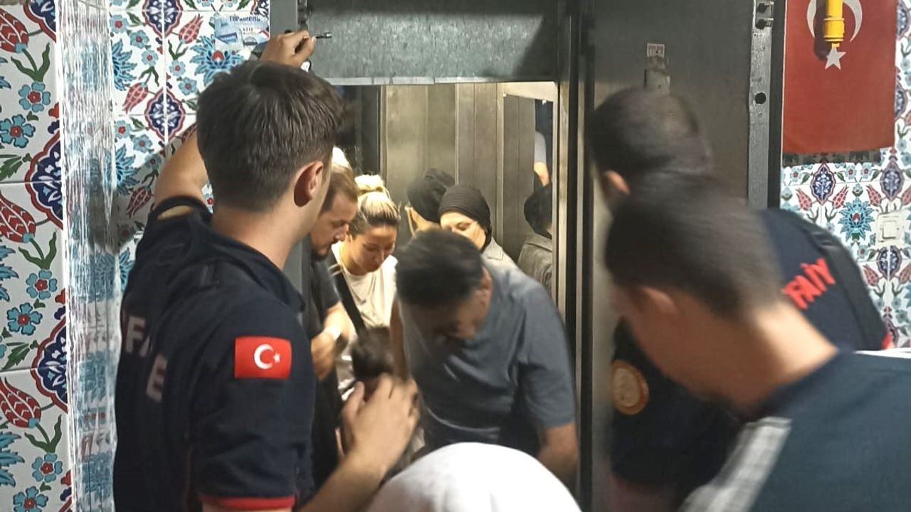 asansörde mahsur kalan 5 kişi kurtarıldı