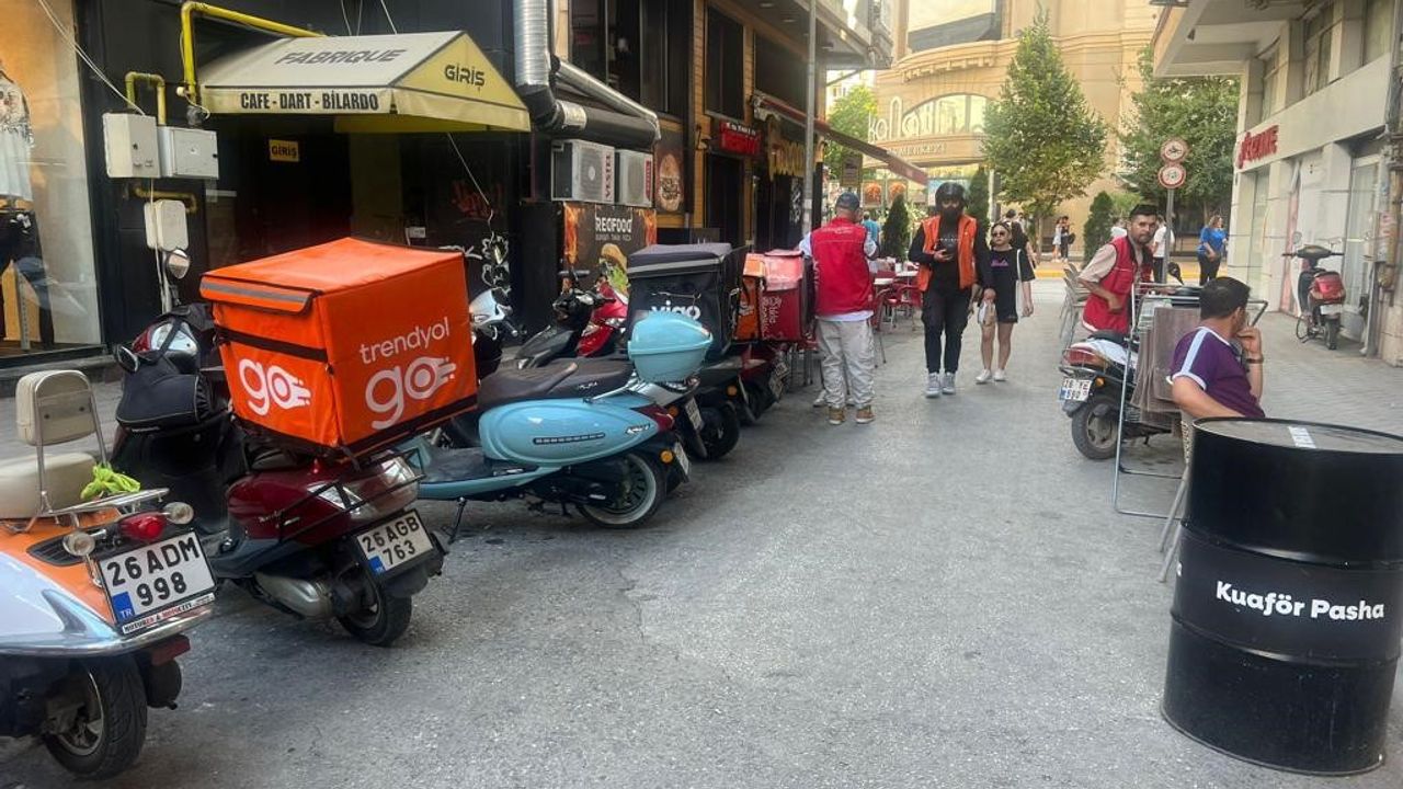 Park edilen kurye motosikletleri sokağı kapatıyor