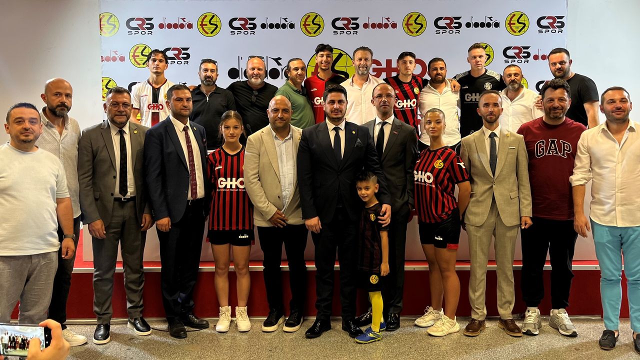 Eskişehirspor’un yeni sezon formaları tanıtıldı