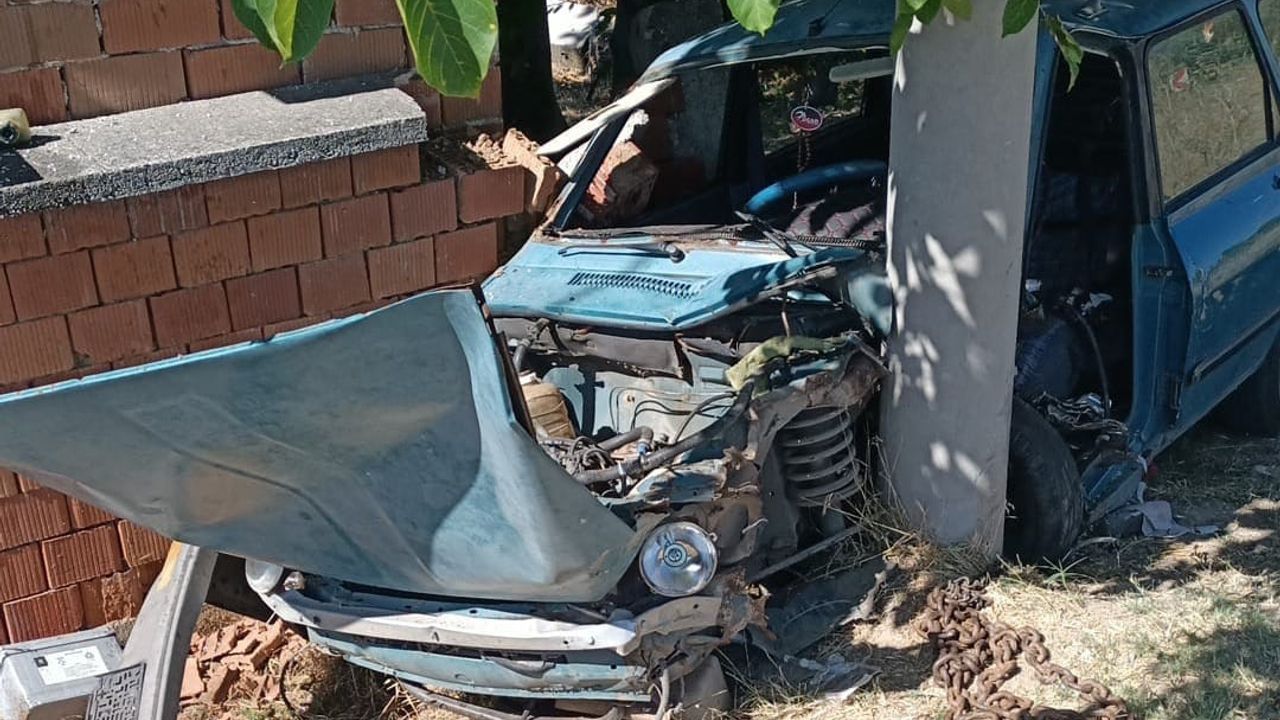 Otomobil önce duvara, ardından aydınlatma direğine çarptı: 1 ölü