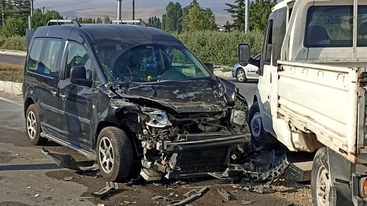 Ticari araçla kamyonet çarpıştı; 9 yaralı