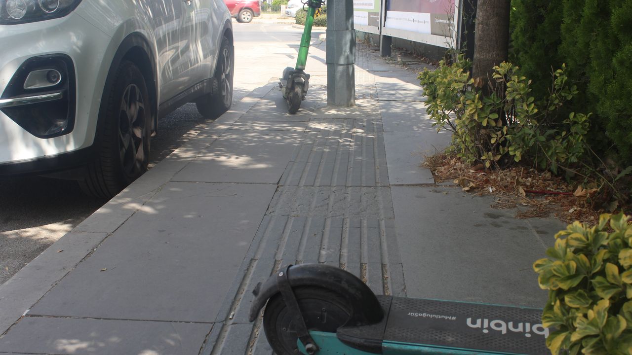 Elektrikli scooterların kaldırımdaki görme engelli yolunu kapatması tepki çekti