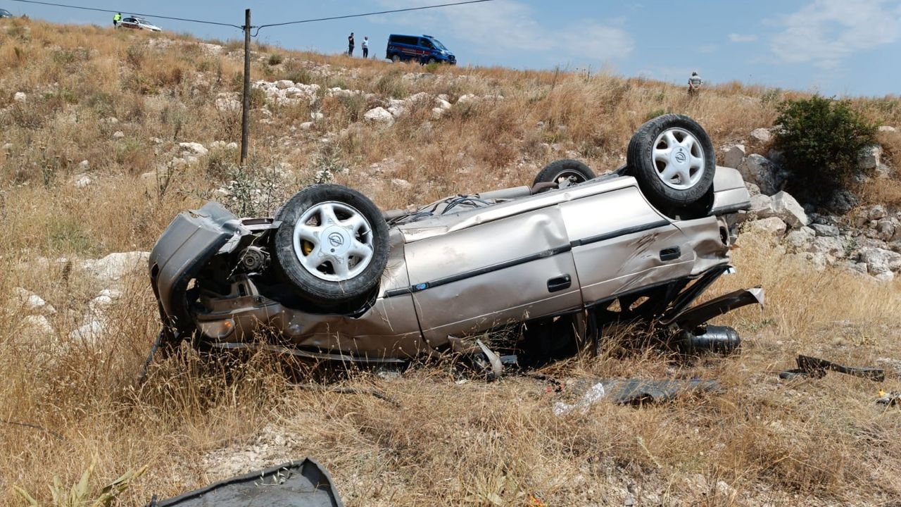 Şarampolden düşüp hurdaya dönen aracın sürücüsü kazayı yaralı atlattı