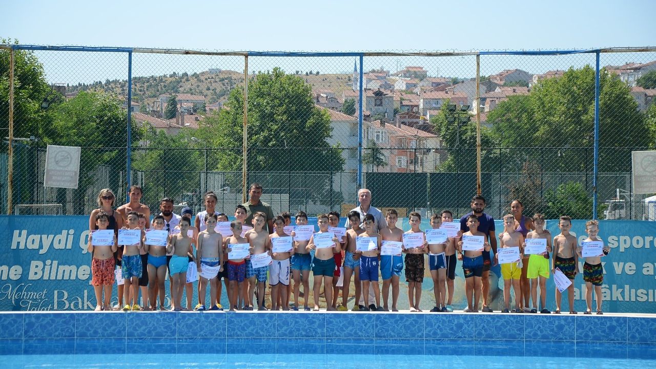 Minik yüzücüler katılım belgelerini Başkan Bakkalcıoğlu'nun elinden aldı