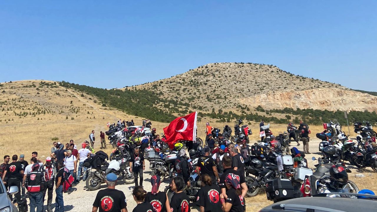 Yüzlerce motosiklet tutkunu şehitliklerde dua okudu