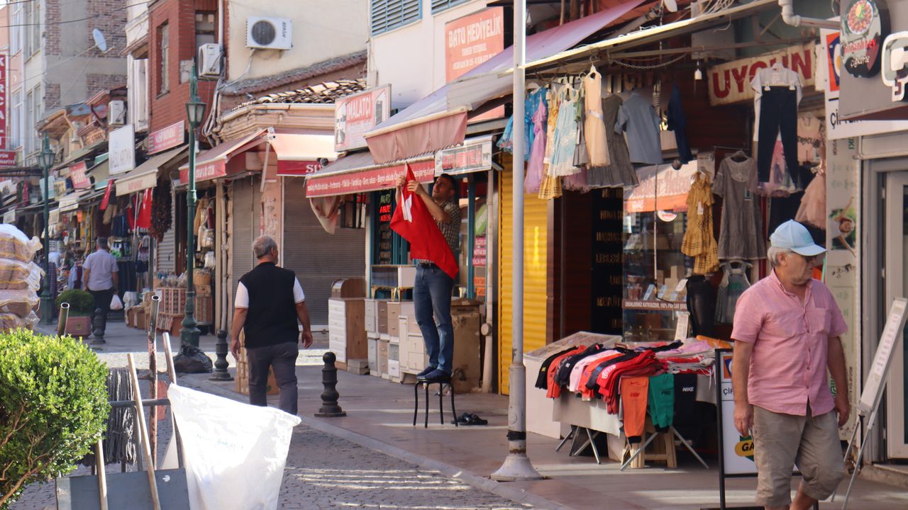 Sabah erken saatlerden itibaren tüm dükkanlara Türk bayrağı asıldı