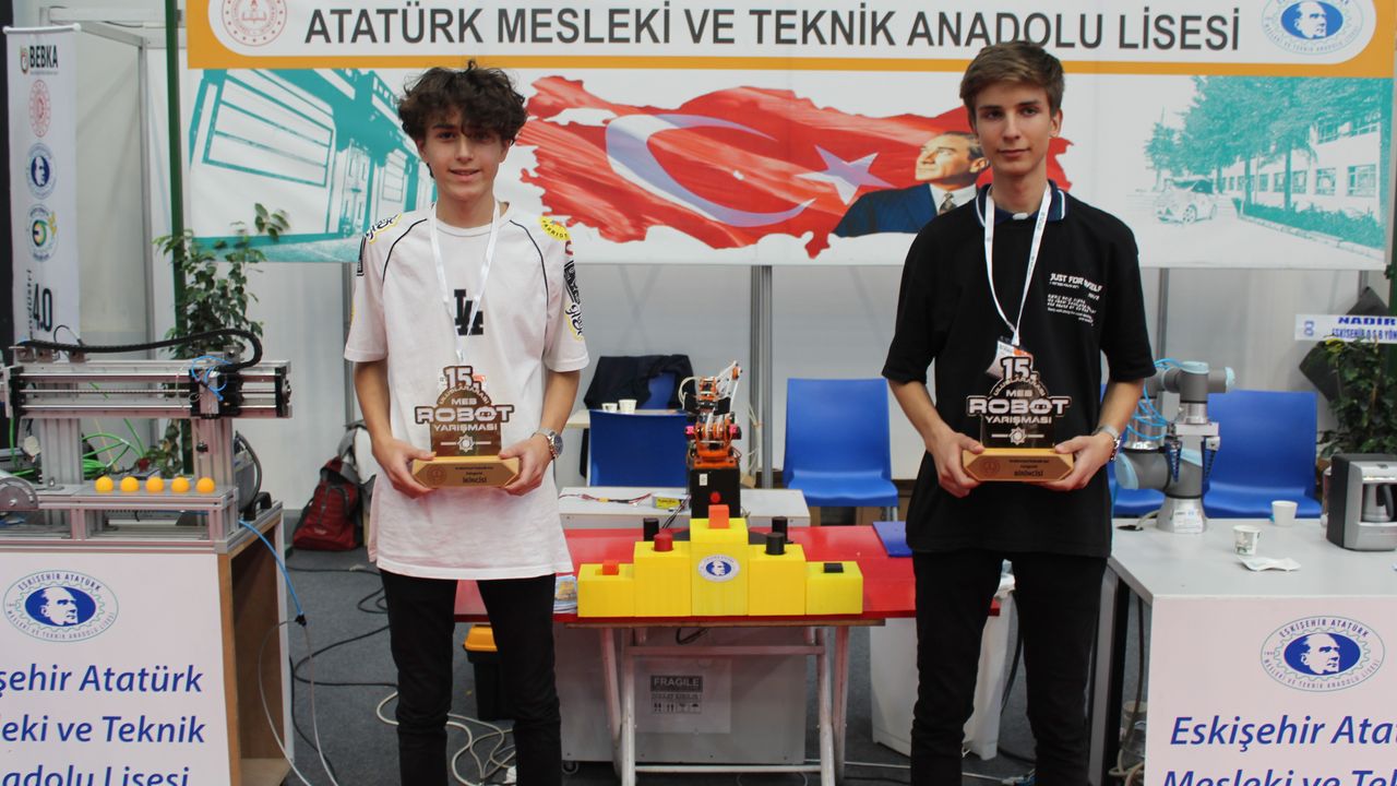 Robot yarışmasında dünya birincisi ve ikincisi olan lise öğrencileri başarı sürecini anlattı