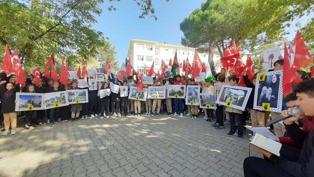 Şehit Osman Er Anadolu İmam Hatip Lisesi öğrencileri İsrail'in Gazze'ye saldırılarına tepki gösterdi