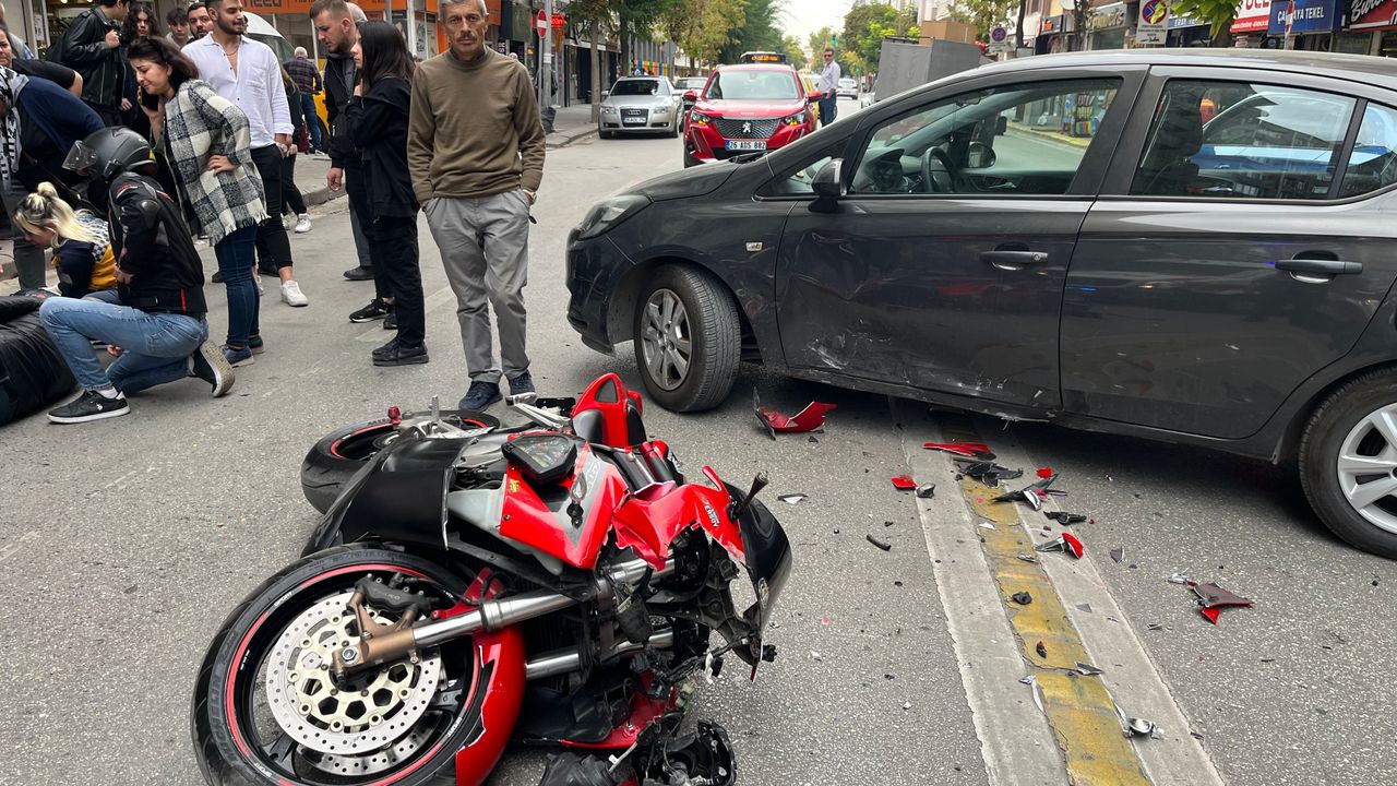Cadde üzerinde U dönüşü yapan otomobile çarpan motosikletin sürücüsü yaralandı