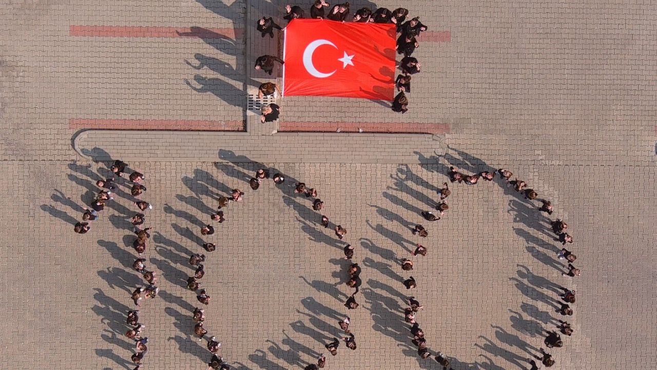 Minikler tek yürek oldu ‘100’ rakamı yazarak Türk bayrağı açtı