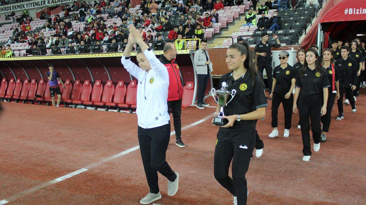Şampiyon Eskişehirspor Kadın Futbol Takımı stadyumda kupayla taraftarı selamladı
