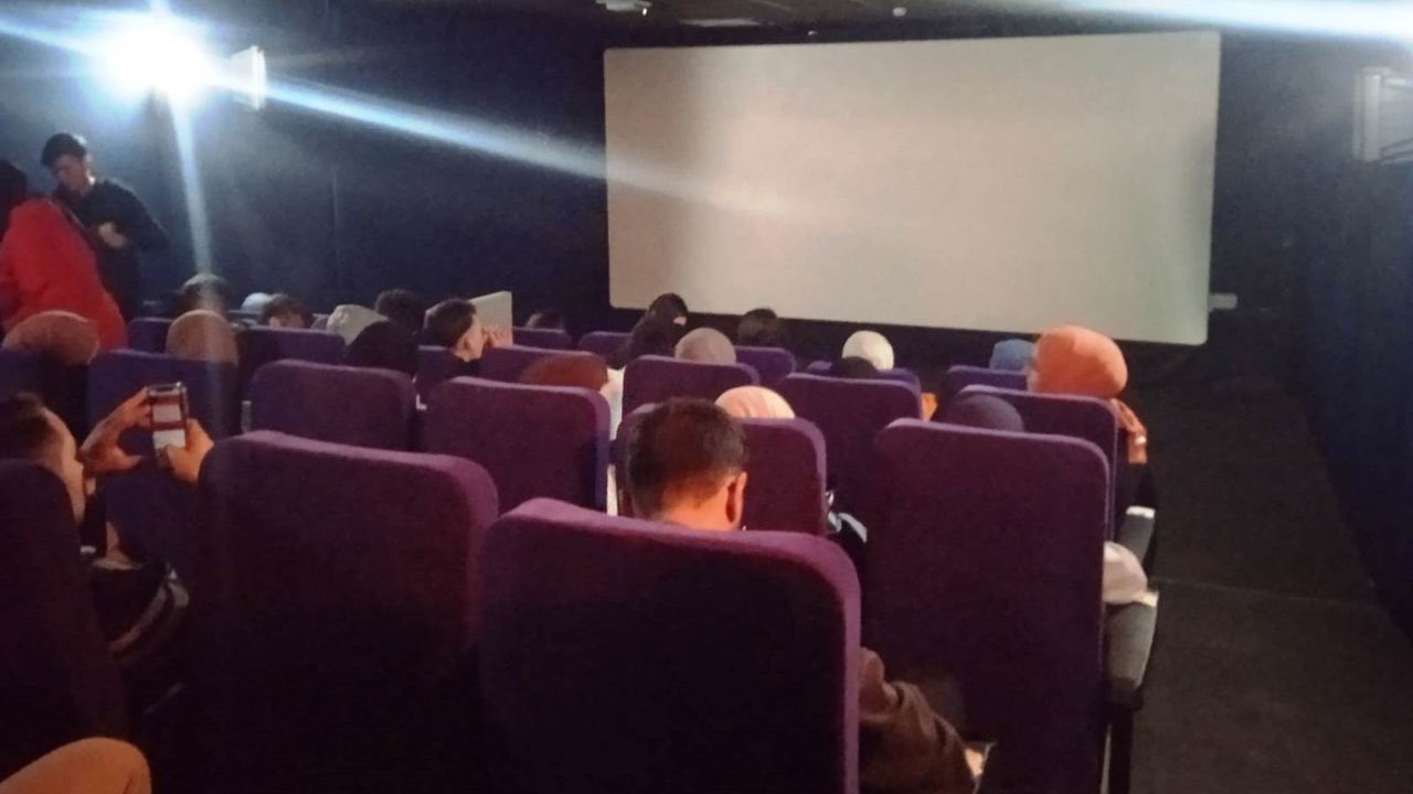 Lise öğrencileri “Aybüke: Öğretmen Oldum Ben” isimli filmi izledi