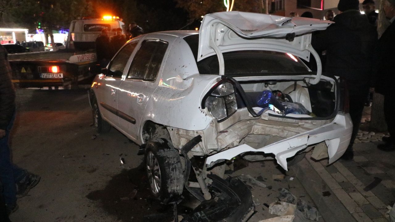 5 aracın karıştığı zincirleme kaza maddi hasarla atlatıldı