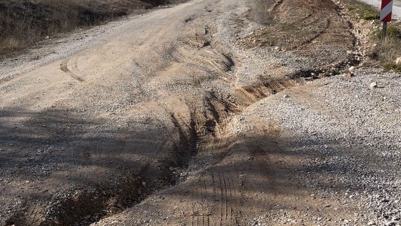 Selden dolayı çukur oluşan köy yolu tehlike saçıyor