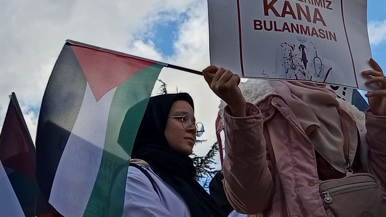Doktorlar İsrail katliamını protesto etti