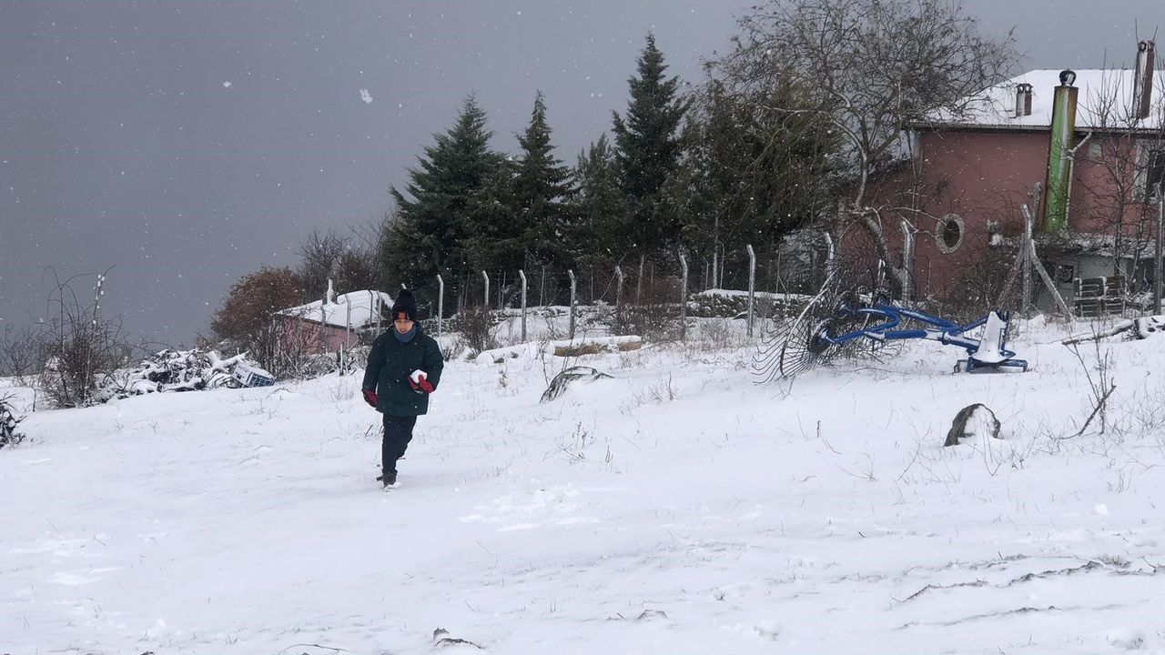 Osmaneli İlçesi'nde kar 20 santimetreye ulaştı