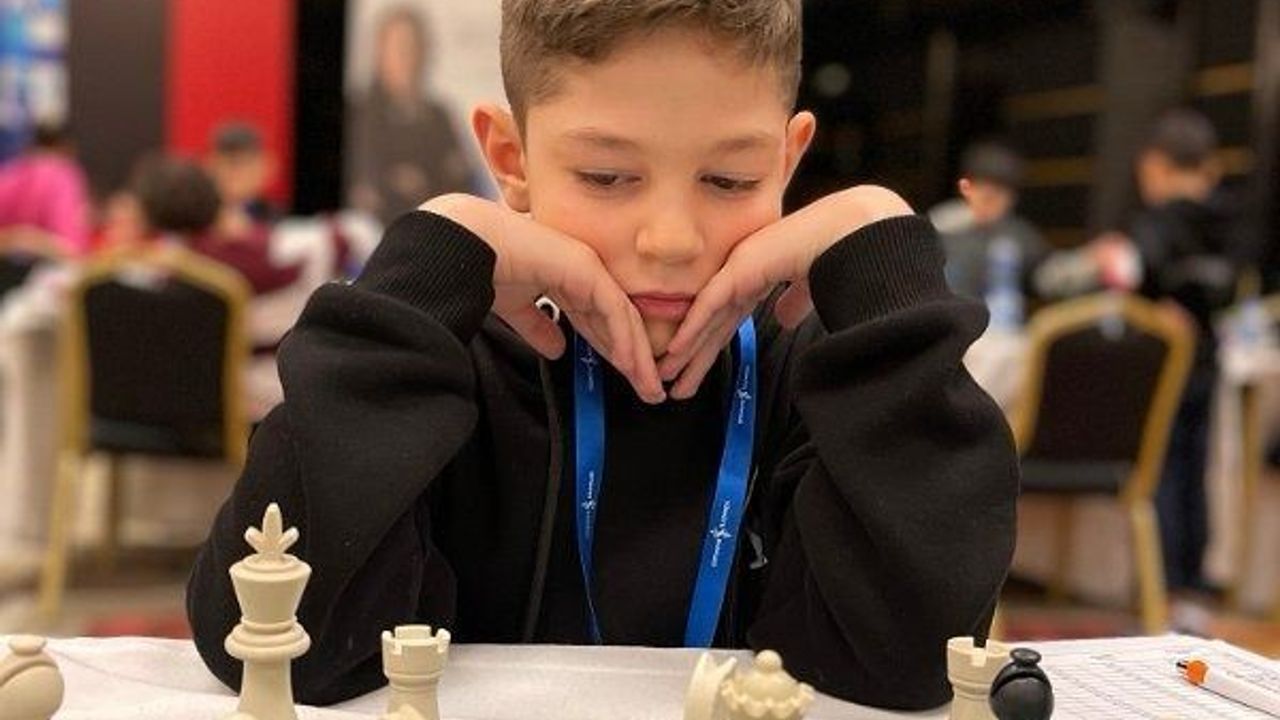 8 yaşındaki satranç sporcusundan büyük başarı