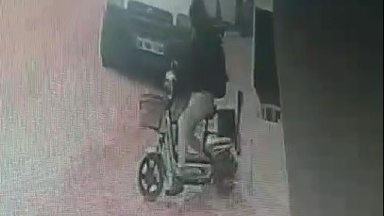 Elektrikli bisiklet hırsızı güvenlik kamerasına yakalandı