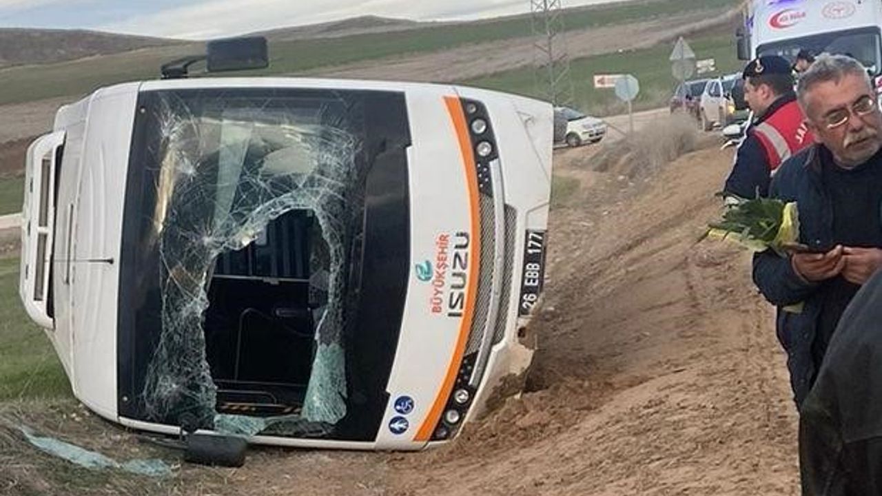Kamyonun çarptığı belediye otobüsü yan yattı