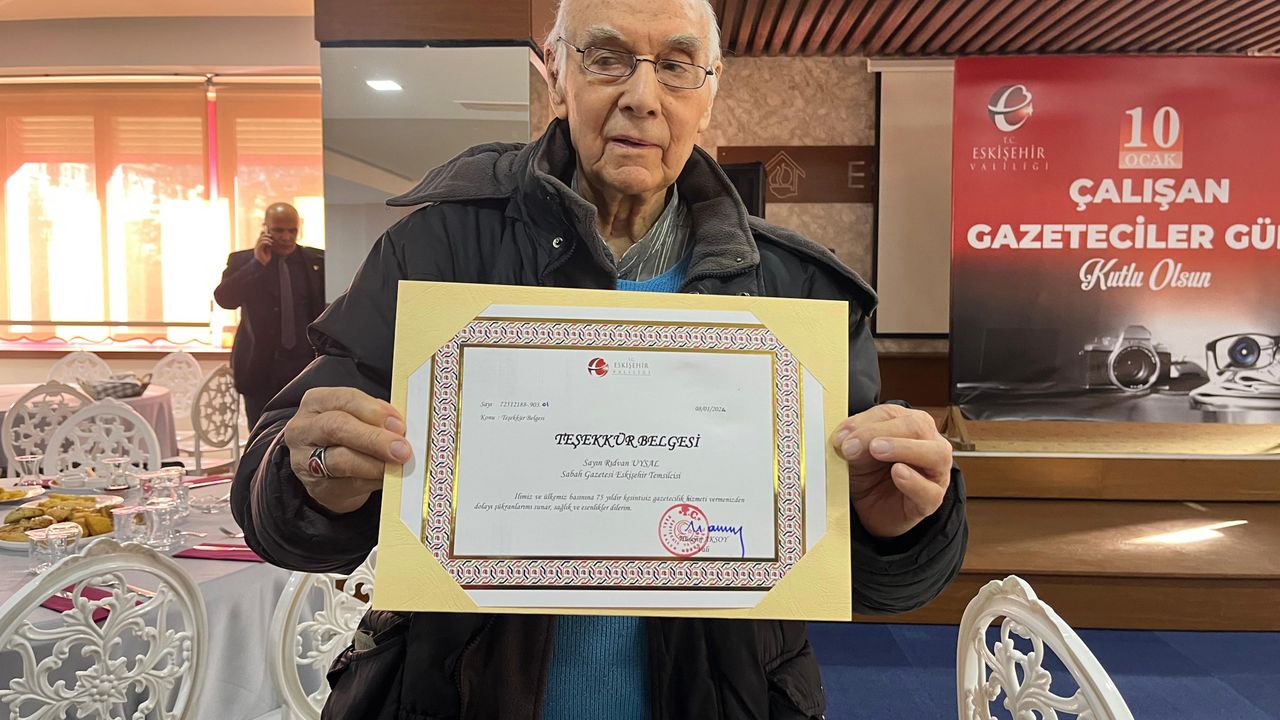 91 yaşında hâlâ gazetecilik yapan Rıdvan Uysal'a teşekkür belgesi