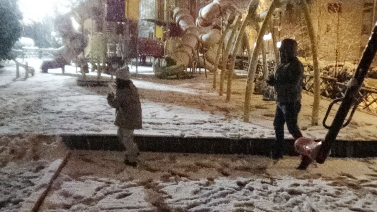 Bozüyük beyaza büründü, çocuklar kartopu oynayarak karın keyfini çıkardı