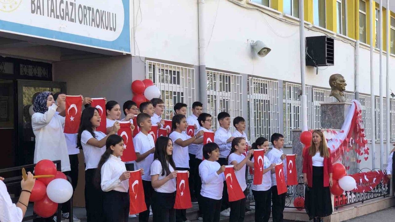 Battalgazi öğretmenlerinden Cumhuriyet Bayramı’na mini konser