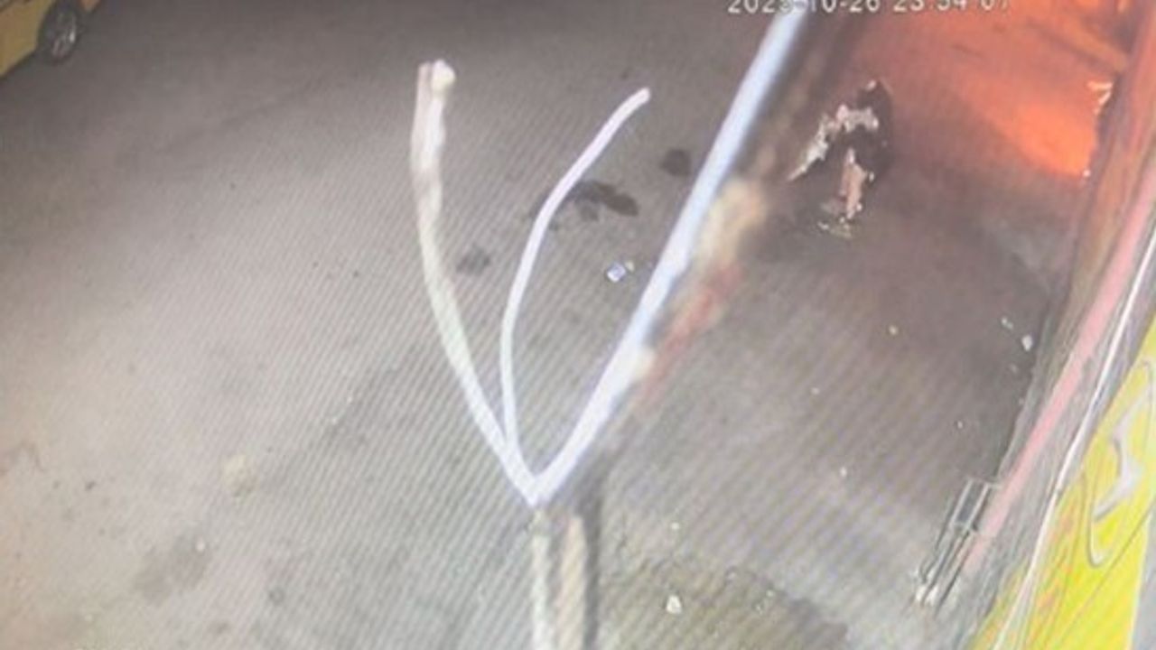 Patlama sonrası alevler içinde kalan 2 kişinin koşuşturması güvenlik kamerasında
