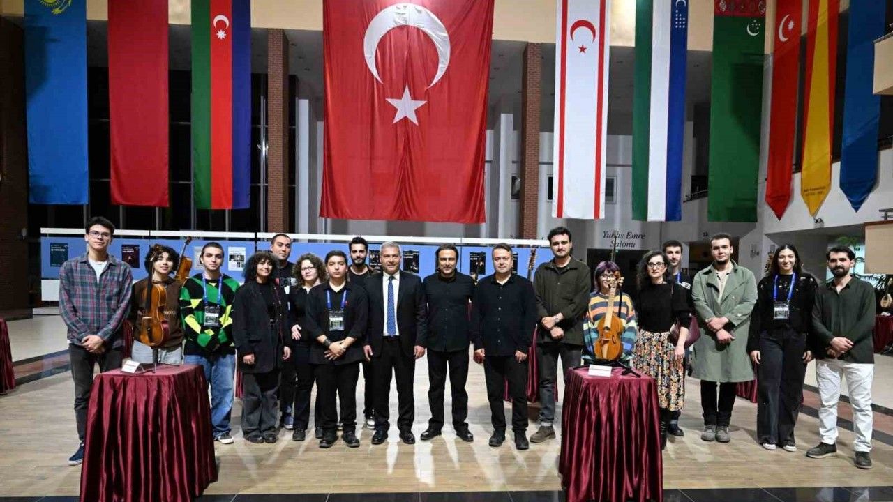 Rektör Adıgüzel, Çalgı Yapımı ve Onarımı Bölümü öğrencilerinin sergisini gezdi