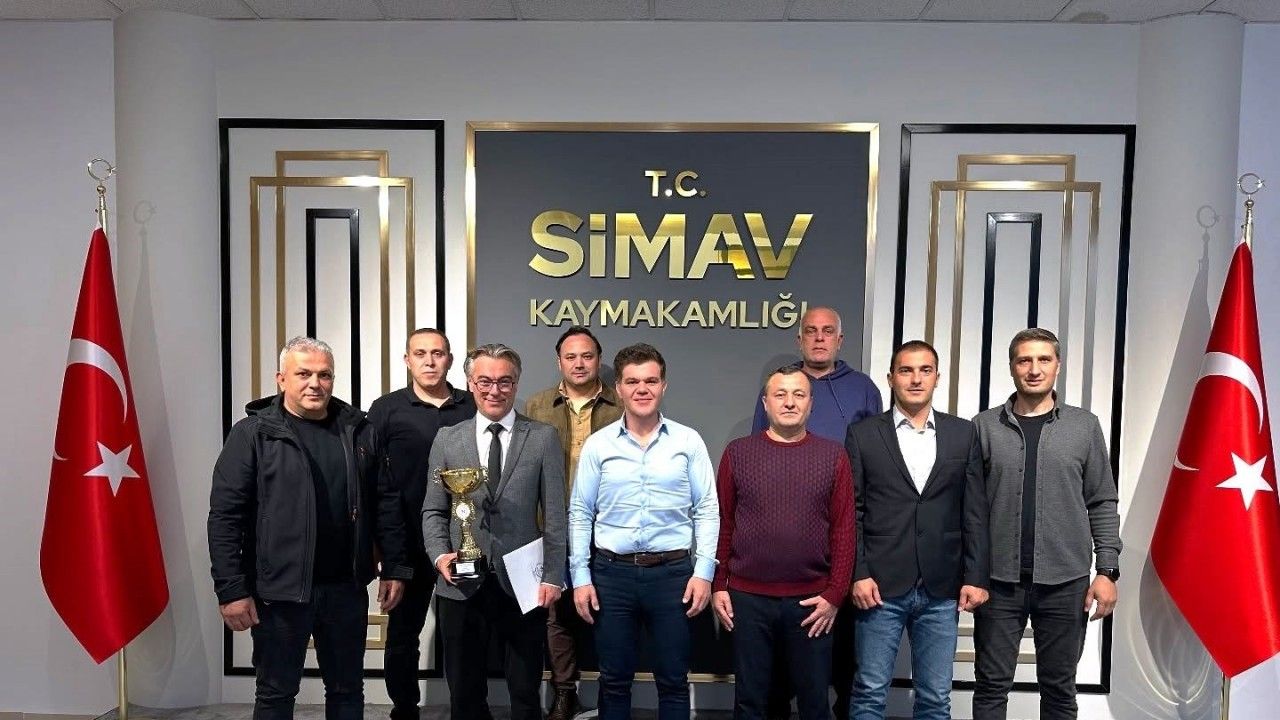 Simav Kaymakamı Karaloğlu şampiyon voleybol takımını kabul etti