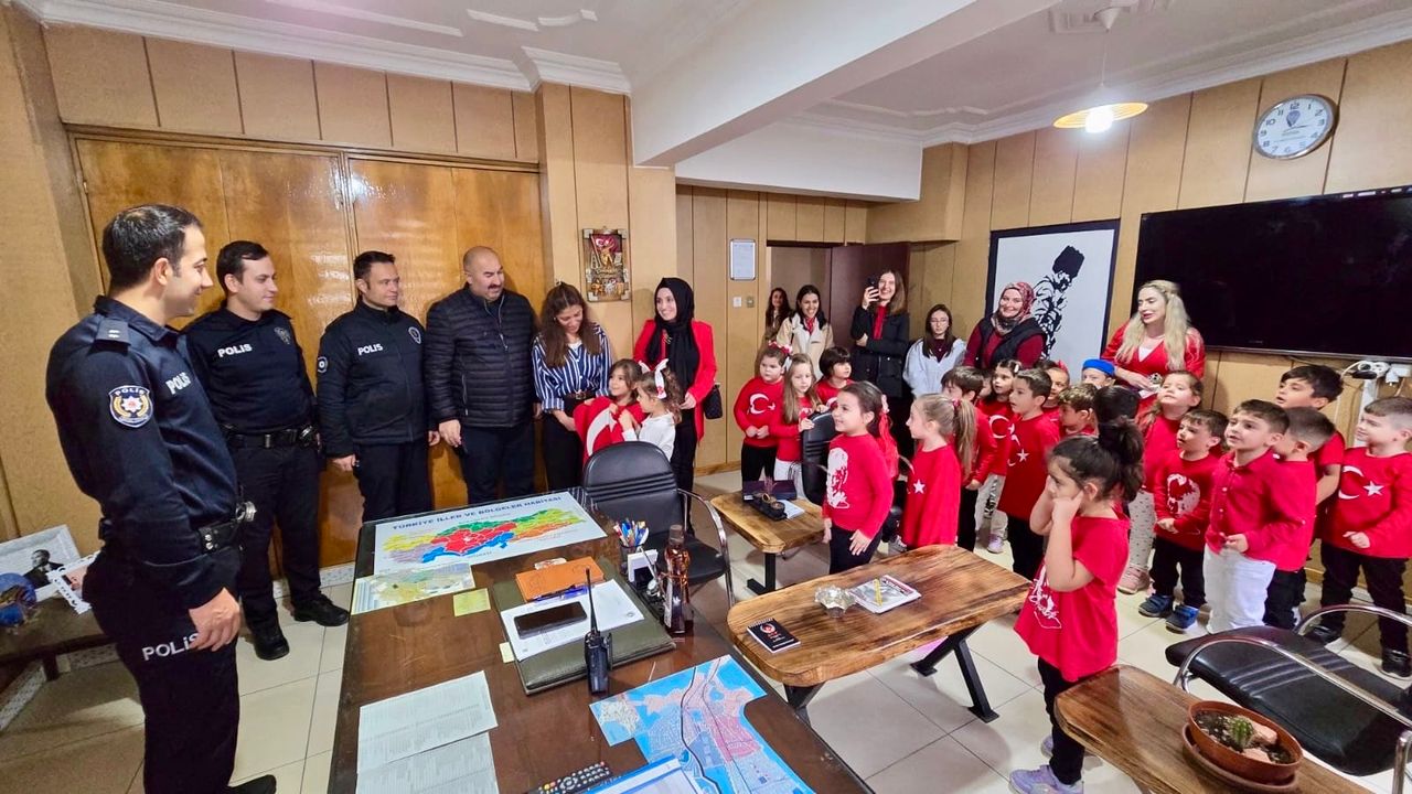 Minik Ziyaretçiler Cumhuriyet Coşkusunu Emniyette Paylaştı