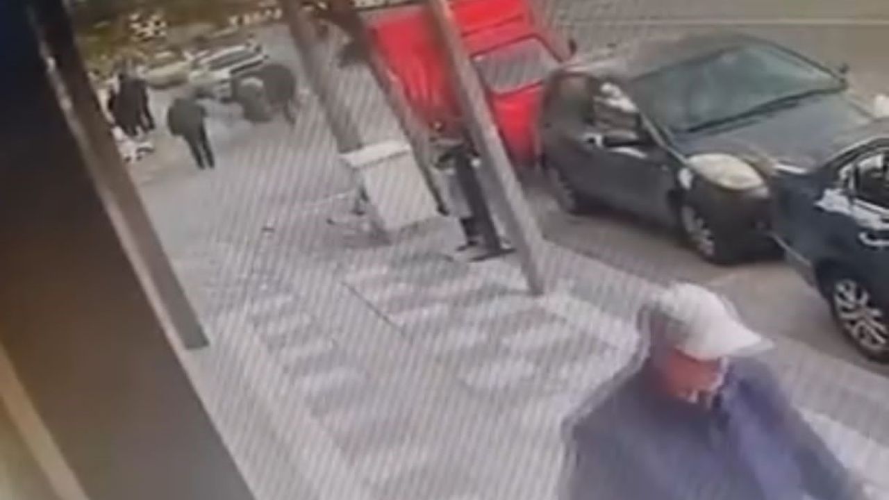 Motosiklet sürücüsünün ağır yaralandığı kaza güvenlik kamerasında