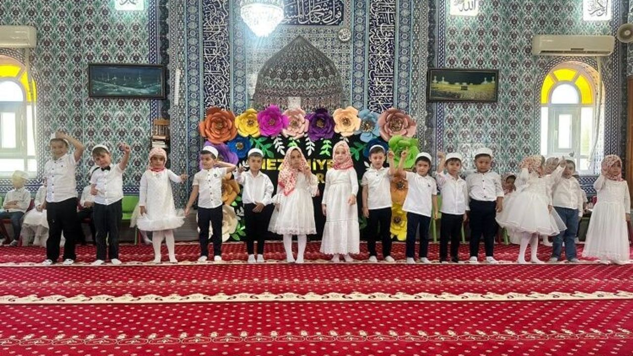 4-6 Yaş Kur’an Kursu Öğrencilerinden Mezuniyet Coş
