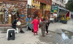 Sokak sanatçıları çaldı çocuklar gönüllerince dans etti