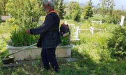 Hisarcık'ın Karbasan köyünde gönüllülerden mezarlık temizliği