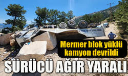 Mermer blok yüklü kamyon devrildi, sürücü ağır yaralandı