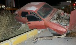 Hurdaya dönen otomobilin sürücü kazayı hafif sıyrıklarla atlattı
