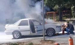 Motor kısmından alev alan otomobili vatandaşlar söndürdü