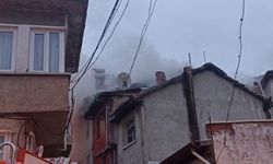 İki katlı binanın çatısında yangın