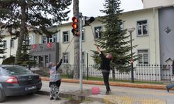 Bozüyük’te trafik ışıkları temizleniyor