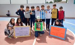 İlkokul öğrencilerinin turnuvasında pankartlar dikkat çekti