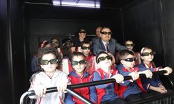 Çocukların 10D sinema keyfine ortak oldu